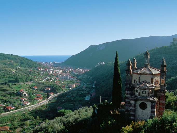 Dorf Perti u. Kirche "Nostra Signora del Loreto"