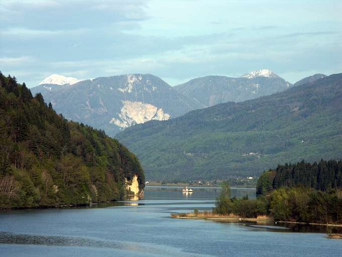 Die Drau schlängelt sich durch das 40km lange Rosental