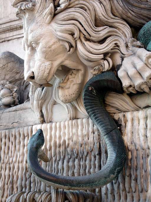 The symbols of the city of Grenoble (lion) and the river Isère (snake)