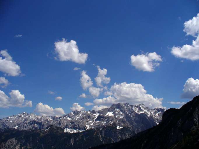 Wetterstein mit Dreitorspitze und dem bayerischen weiß-blauen Himmel