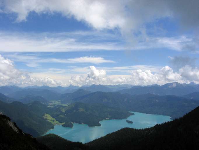 Walchensee, dahinter Fischberg (1.164m) und die Jachenau