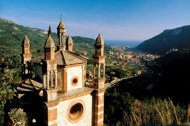 Capella di Nostra Signora del Loreto (15.Jh.) mit dem Dorf Perti, Ligurische Alpen