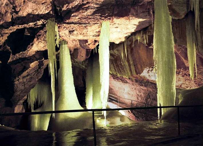 Dachstein-Rieseneishöhle Cave