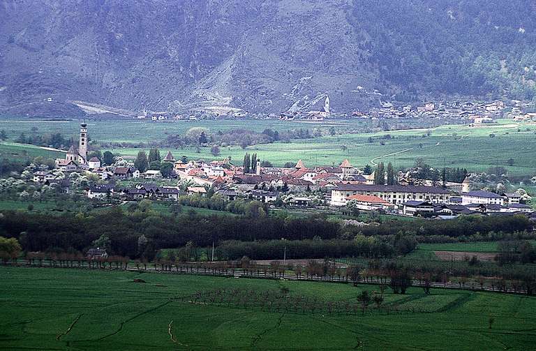 Glurns; mit der Pfarrkirche St. Pankratius außerhalb der Stadtmauer