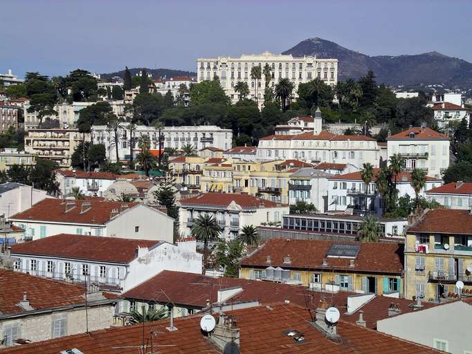 Nizza mit den Ausläufern des Mercantour-Massivs im Hintergrund