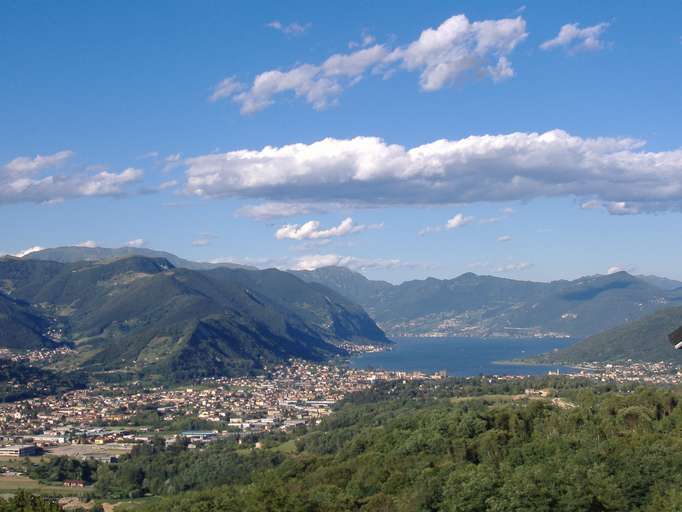 Blick auf Sarnico und Gewerbegebiet am Lago d'Iseo