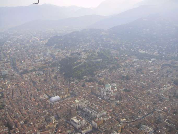 Brescia, die Gardaseeberge im sommerlichen Dunst