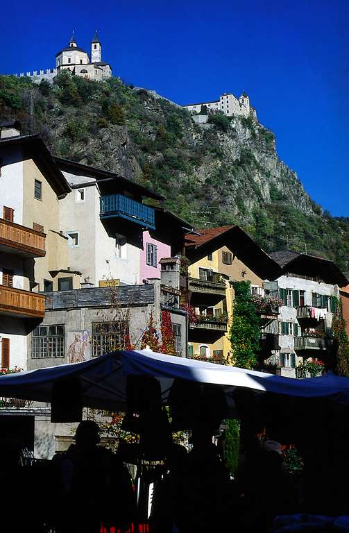 Il centro di Chiusa con vista sul convento di Sabiona