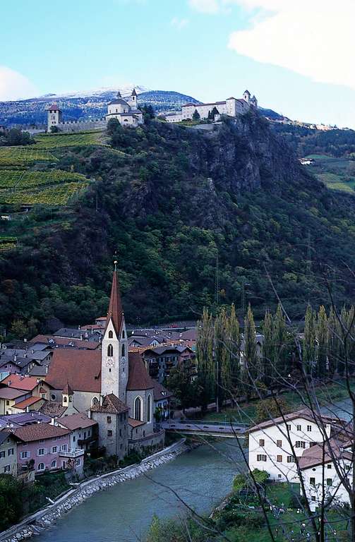 Klausen, im Hintergrund Kloster Säben