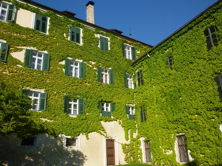 Fassade im Innenhof von Kloster Neustift bei Brixen