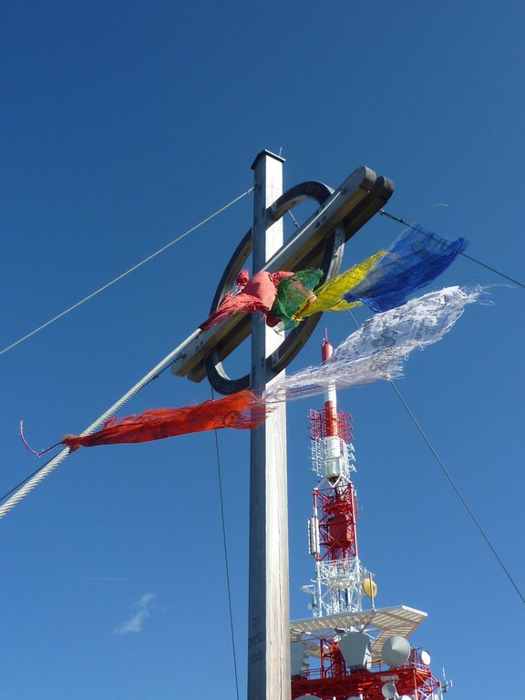 Patscherkofel Gipfelkreuz (2441m) mit Sendeanlage im Hintergrund