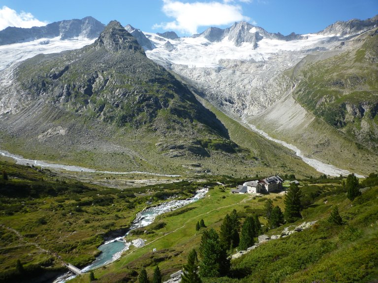 Berliner Hütte (2042m) mit Steinmandl (2634m) und Waxegg Kees im Hintergrund