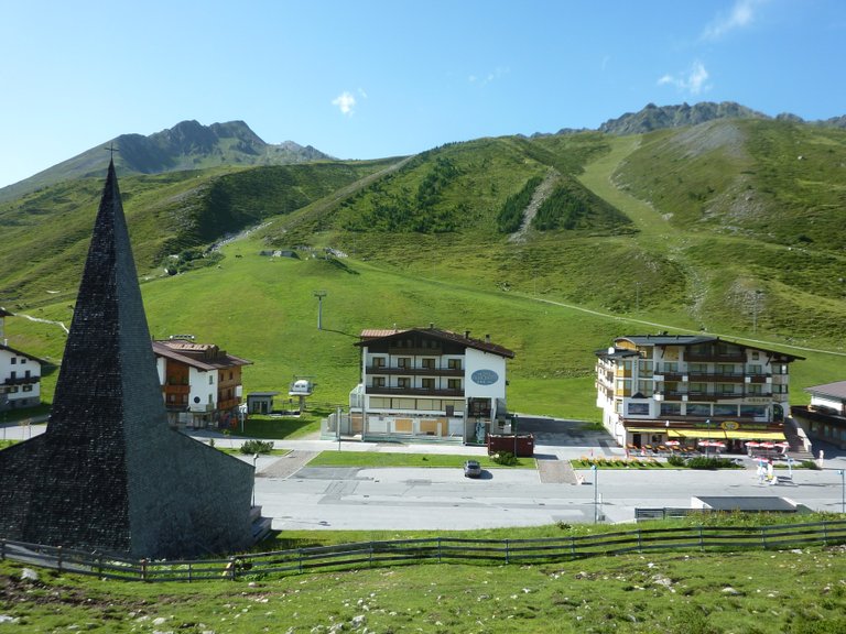 Kühtai; im Hintergrund die beweideten Pisten der Nordseite