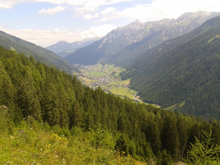 it:Das Stubaital in Blickrichtung Nordosten mit Neustift im Zentrum