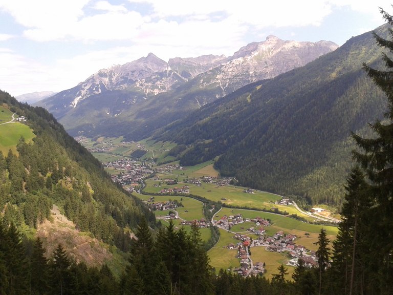 it:Neustift im Stubaital; im Vordergrund der Ortsteil Milders