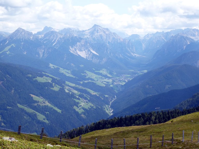 Blick von der Lüsner Alm in das Enneberger Tal und auf die Pragser Dolomiten