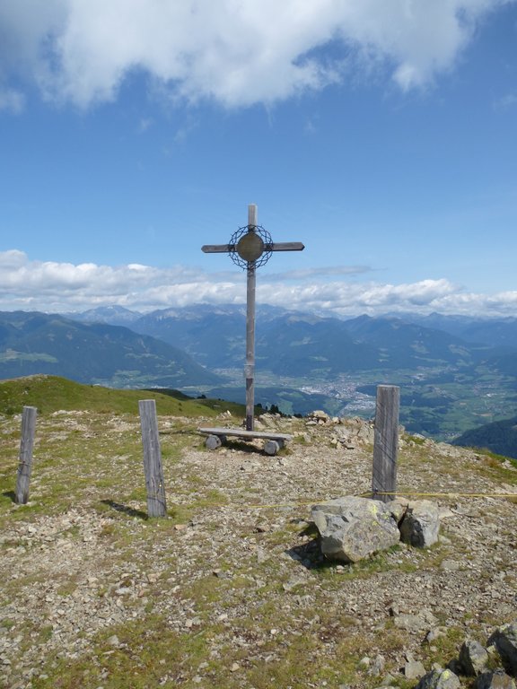 en:Campill (2171 m) mit Ausblick auf das Brunecker Becken