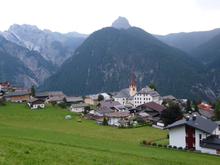 Anras vor den Gailtaler Alpen (Mitte hinten Spitzenstein 2265 m)