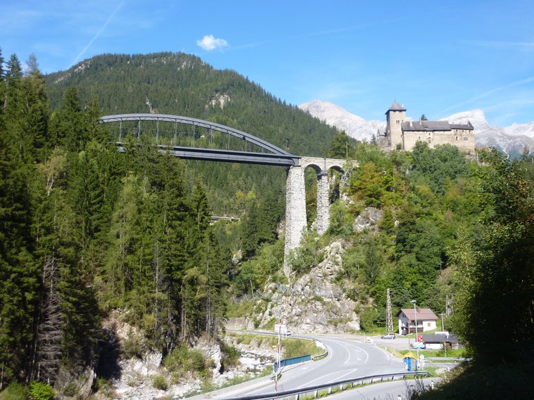 Schloss Wiesberg und Trisannabrücke der Arlbergbahn