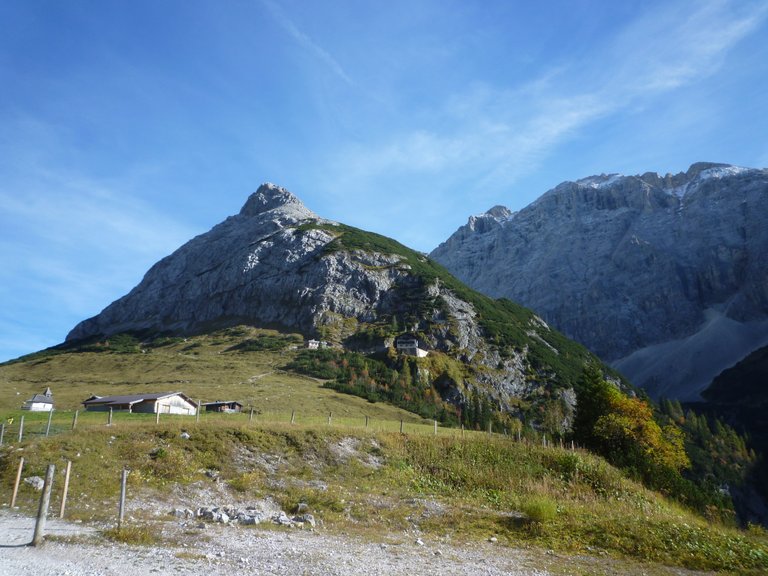 it:Blick zum Karwendelhaus (1771m)