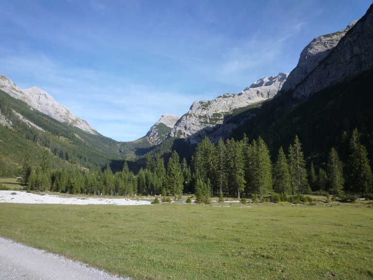 Karwendeltal taleinwärts Blickrichtung Hochalmsattel (1803m) und Karwendelhaus (1771m)