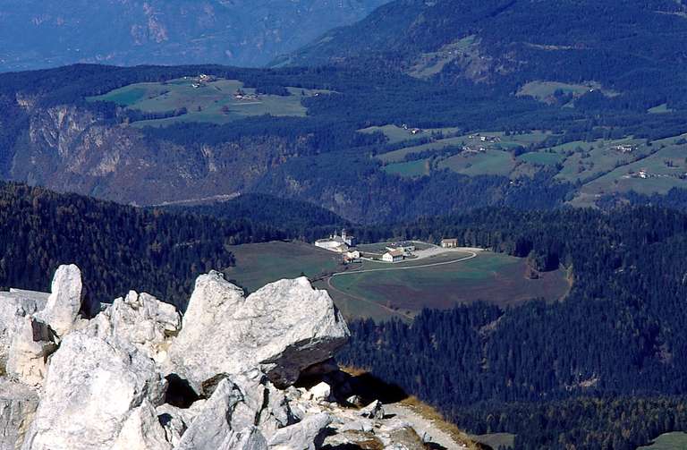 Pilgrimage church Maria Weißenstein from Weißhorn; in the background the elevated plain of Regglberg, Deutschnofen