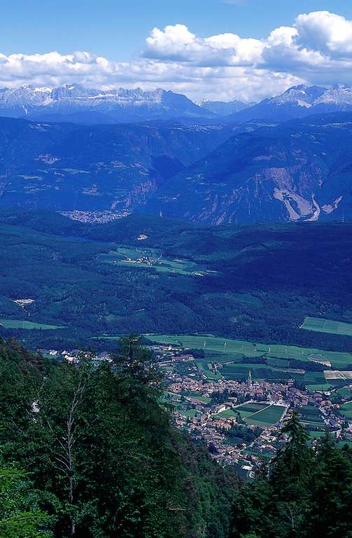 Vista dal gruppo della mendola sulla caldaro sulla strada e le dolomiti, nel mezzo la frazione Monticolo, Appiano sulla strada del vino