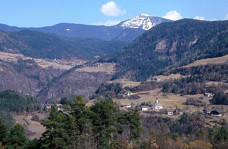 Kastelruth, Blick auf St.Oswald, hinten Tisens