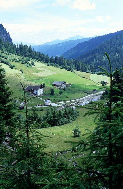 Vista sulla fattoria e chiesetta nella Val di Racines