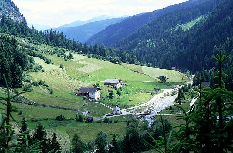 Fattoria e chiesetta nella Val di Racines