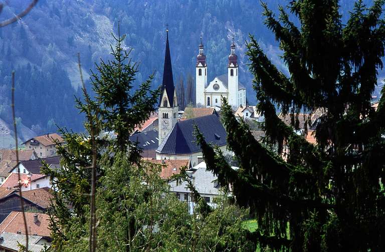 Die Fließer "Maaß-Kirche", dahinter die Barbarakirche