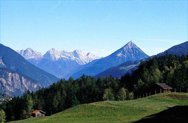 Blick auf Tschirgant und Mieminger Kette