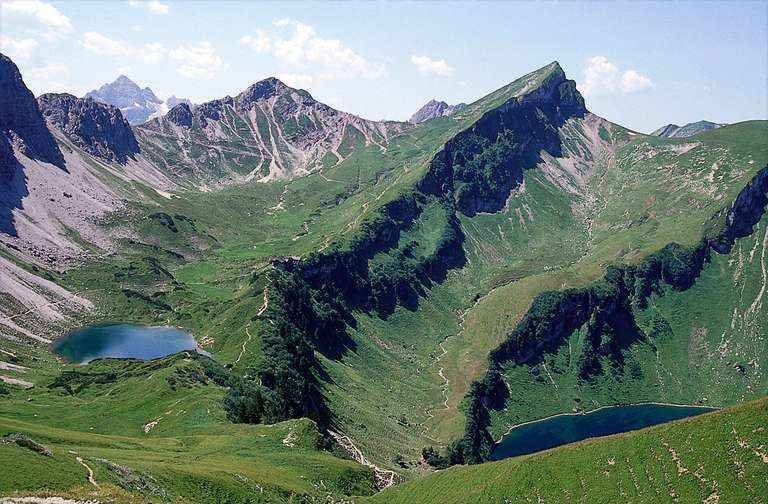 Lache mit Landsberger Hütte, Roter Spitze und Traualpsee