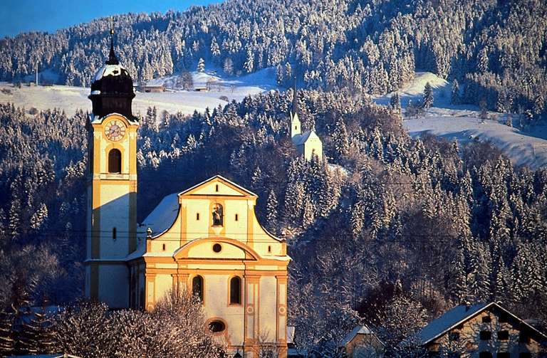 Ebbs, Pfarrkirche "Dom zu Ebbs", im Hintergrund St. Nikolaus