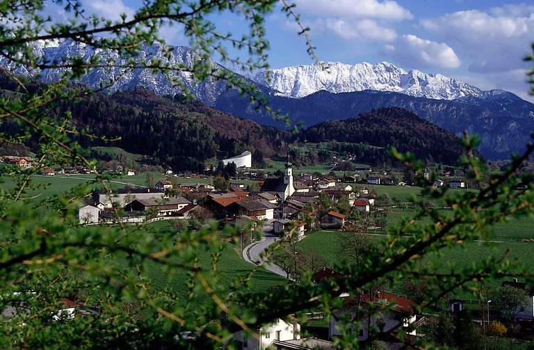 Erl mit Festspielhaus, von Norden