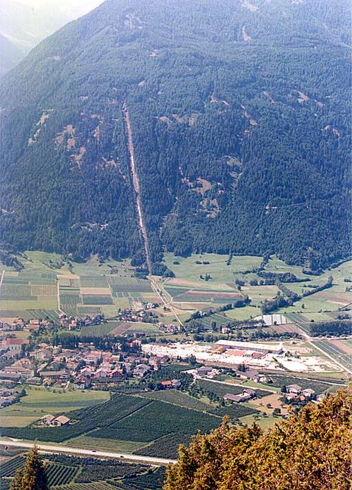 Sullo sfondo la funicolare della Ferrovia delle cave del marmo di Laas / Lasa.