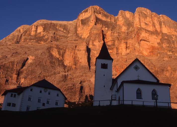 La Crusc/Hl. Kreuz mit Croda di S. Croce/Kreuzkofel