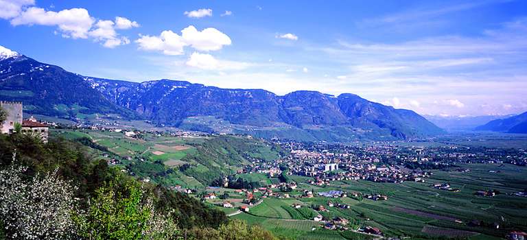 Meran, Blick ins Meraner Becken mit Schloss und Dorf Tirol