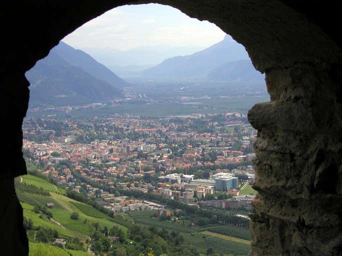 Blick von Schloss Tirol auf Meran und das Etschtal