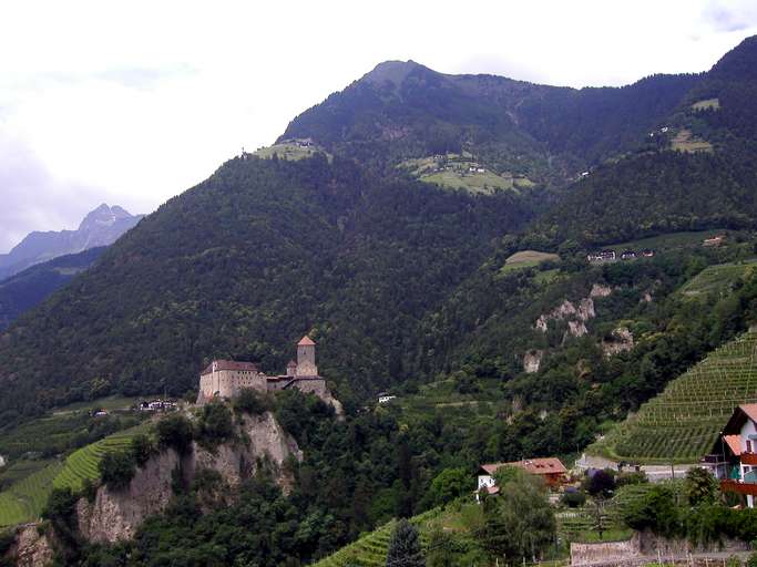 Il paese di Tirolo, il Castel Tirolo e la Mutta