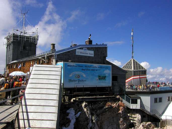 Zugspitze, Münchner Haus, im Hintergrund Bergstation der Tiroler Zugspitzbahn