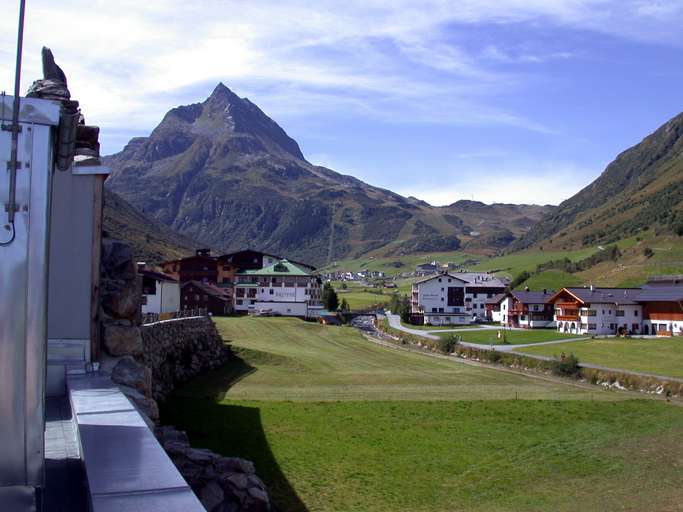 Galtür Richtung Wirl im Westen; im Hintergrund die Ballunspitze (2671 m) 