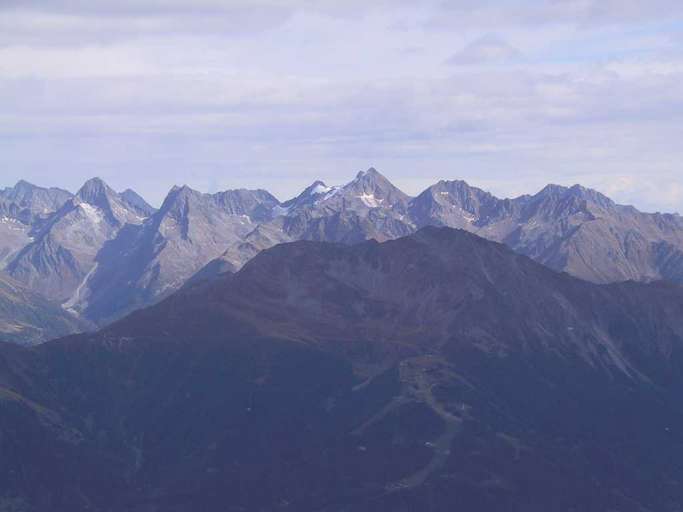 Zona sciistica Goldried presso Matrei, sullo sfondo il Schobergruppe