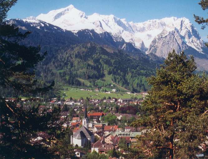 Garmisch-Partenkirchen mit Alpspitze und Zugspitze