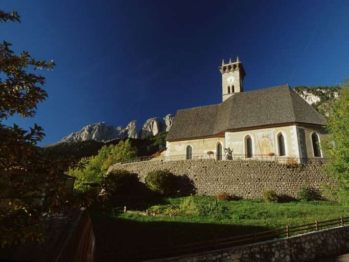 Kirche in Campitello mit Langkofel