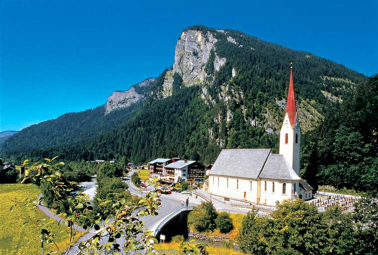 Kirche von Au mit Mittagsfluh