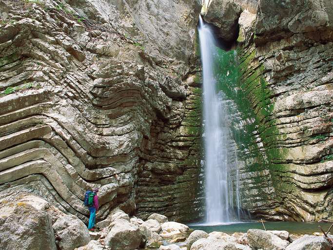 Rund um den Volarja Wasserfall im Soča Tal lässt sich die Schichtung der Kalkgesteine besonders schön ablesen