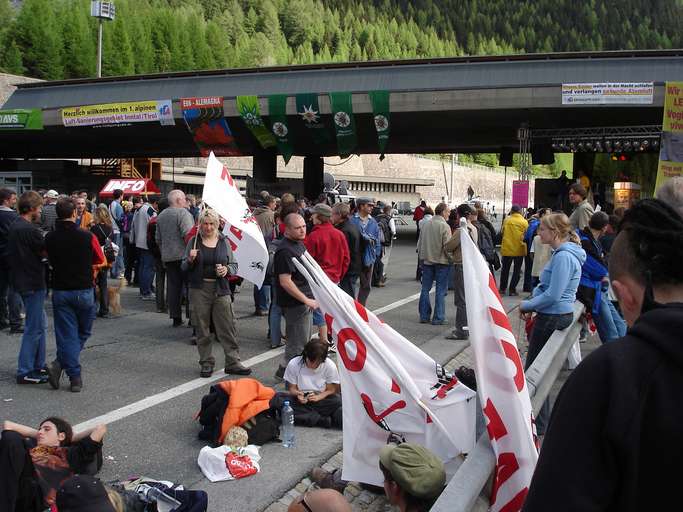 Bürgerversammlung auf der Autobahn am Brenner