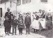 Foto: Due Schwabenkinder dei Grigioni (ragazzi con capello) (Otto Uhlig: Die Schwabenkinder aus Tirol und Vorarlberg (Tiroler Wirtschaftsstudien), Universitätsverlag Wagner, Innsbruck 1998³)