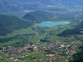 Caldaro e Lago di Caldaro (Foto: Tirol Atlas)